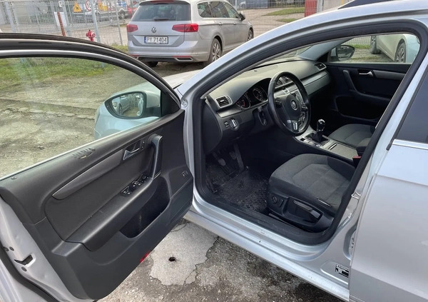 Volkswagen Passat cena 23500 przebieg: 348555, rok produkcji 2012 z Poznań małe 56